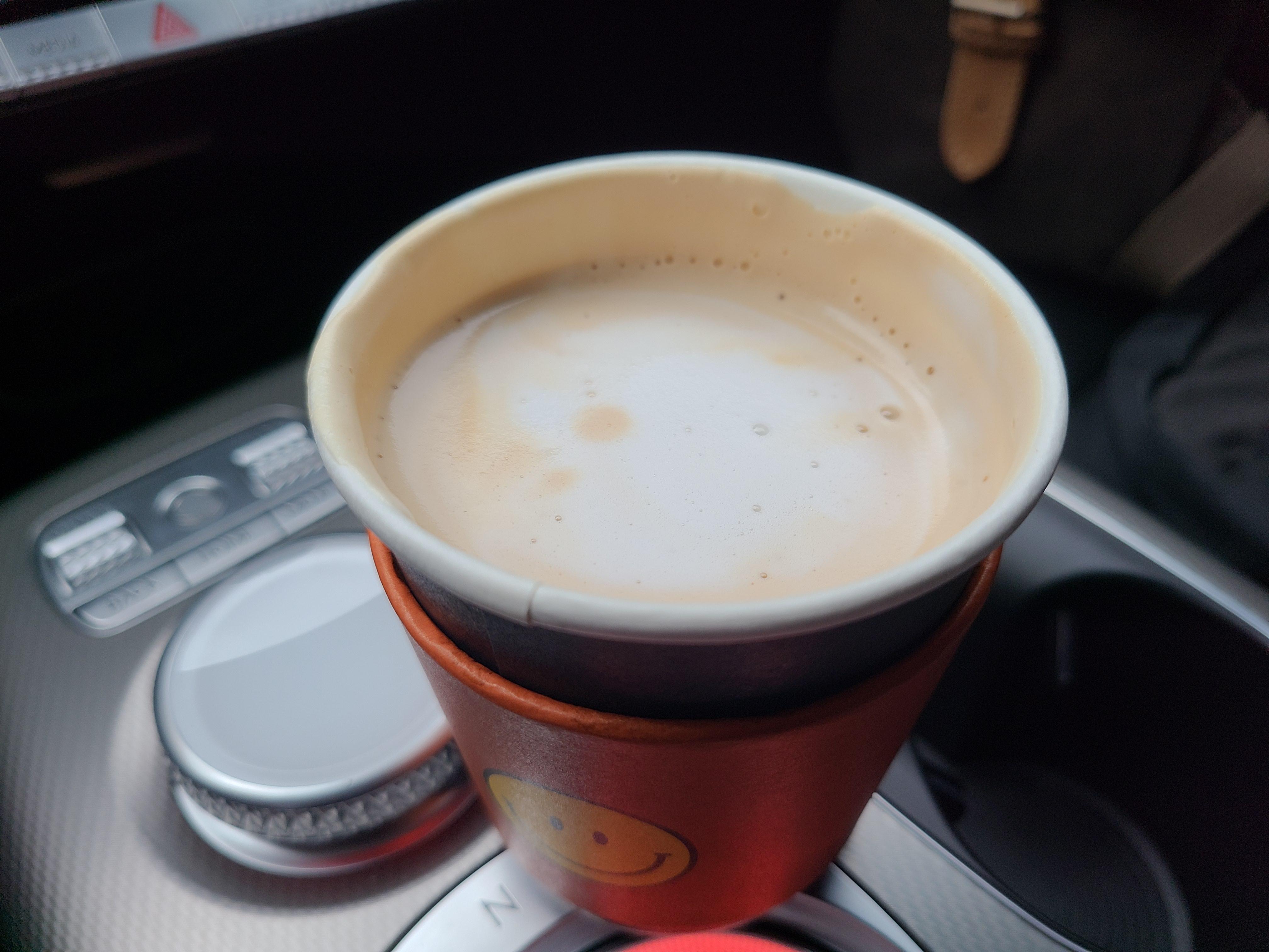 카페 아우로라 테이크아웃 잔에 담긴 라떼