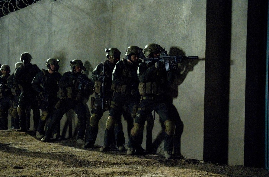 영화 속 군인들이 침투하는 장면