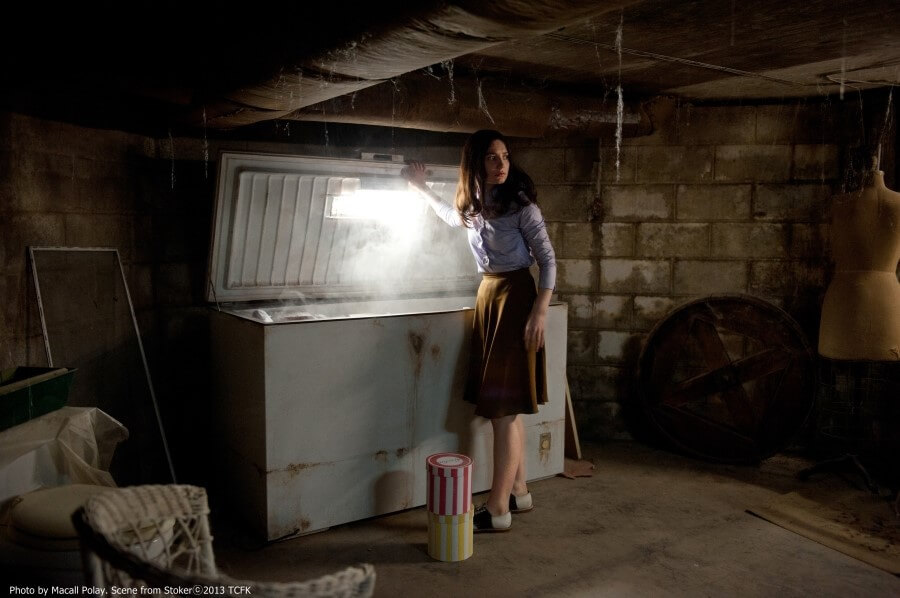 냉동고에서 아이스크림을 꺼내며 놀라는 인디아