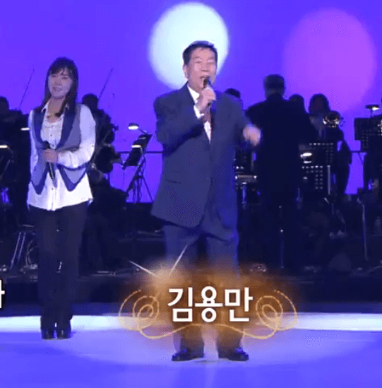 김용만 회전의자