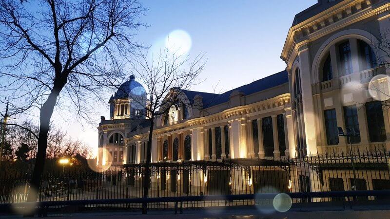 조명이-켜져있는-스페인-건축물