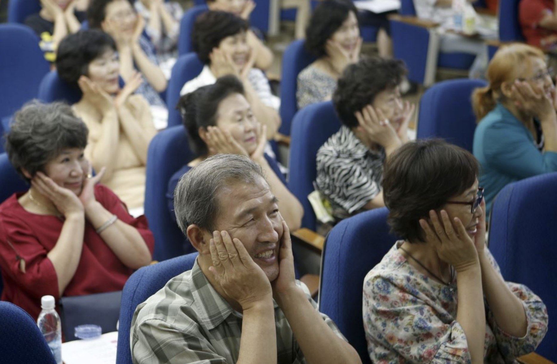 강연 또는 커뮤니티 활동 중인 어르신들