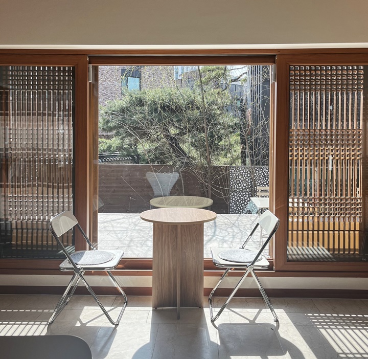 은곡마을-세곡동에-있는-한옥-갤러리카페-에이치오름-내부의-통창옆-테이블에-햇빛이-가득-들어와-따뜻한-느낌을-준다