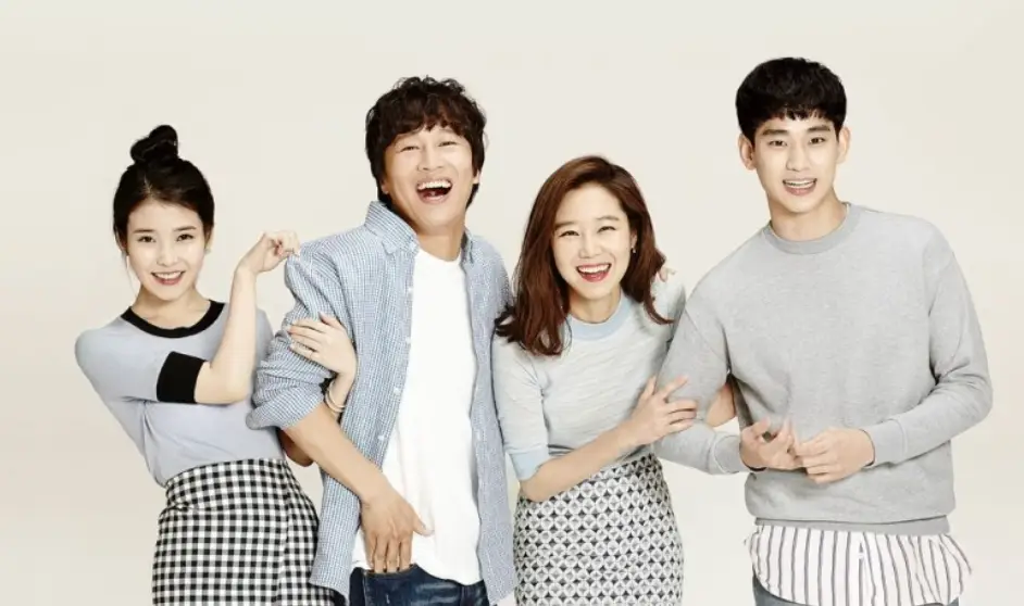 김수현-
베이지색 배경 왼쪽 아이유 우측 김태현 우측 공효진 우측 김수현