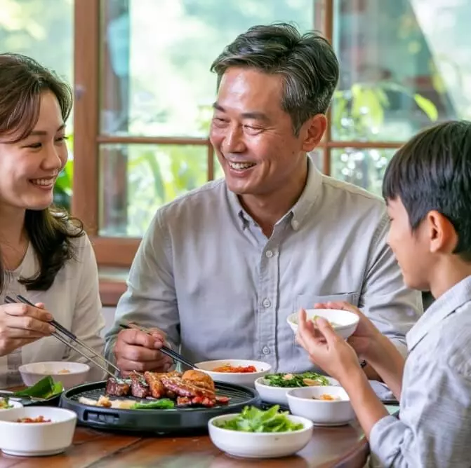 가족과 식사하는 50대 남성