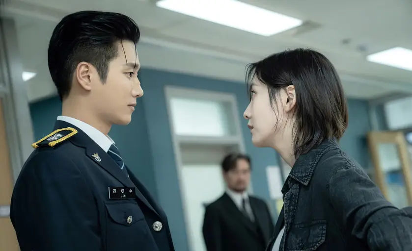 재벌X형사-
경찰서 안 좌측 경찰제복을 입고 상대방을 바라보는 진이수와 우측 청쟈켓을 입고 단발머리로 진이수를 바라보는 이강현