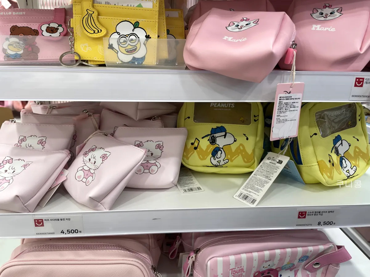 해리포터-미니언즈-스누피-캐릭터-굿즈-소품-구경하기-좋은-미니소-대학로점