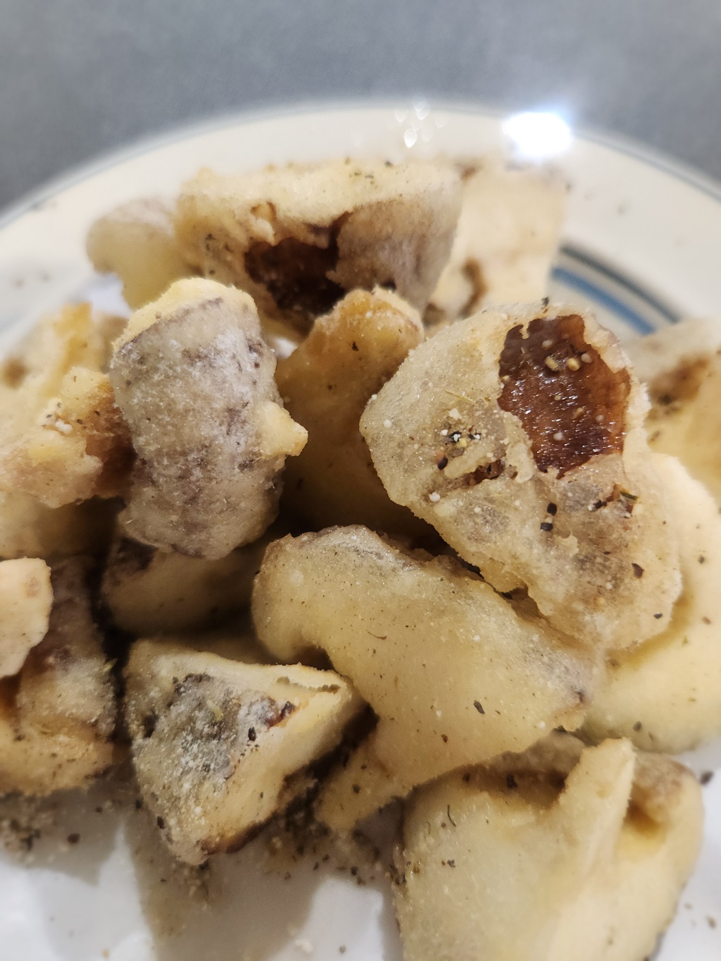 수분 없이 바삭하게 튀긴 표고버섯튀김