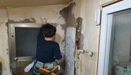 알고계십니까 도배지, 공구 없이 10분 만에 뚝딱뚝딱 벽지 수선하는 노하우 방법 추천