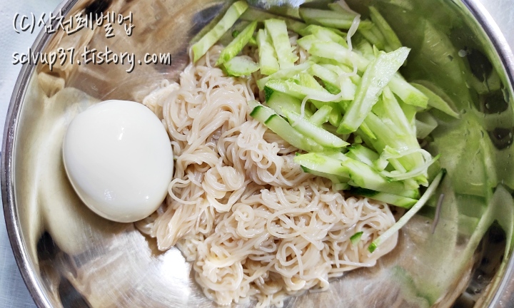 CJ 동치미 물냉면 면 삶고 고명 올린 모습