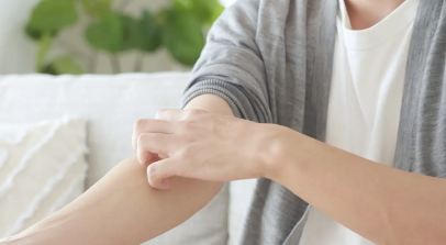 피부를 긁는 남성