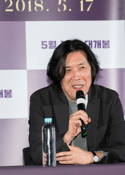 마이크 잡고 말하는 이창동 영화감독 모습