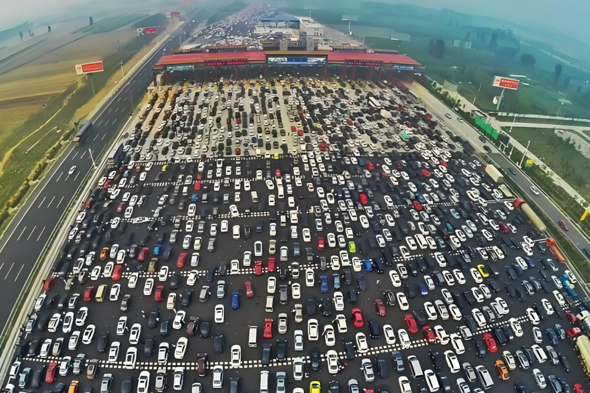 중국의국경절날고속도로톨게이트를빠져나가려는차량이많은사진