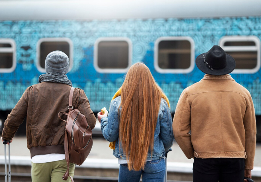 추석 연휴로 붐비는 기차역 대합실 풍경