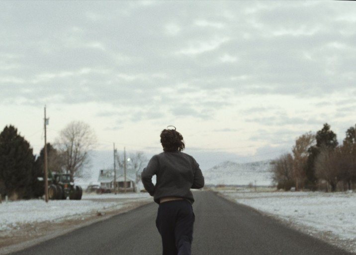 어딘가로 질주하는 남성의 뒷모습