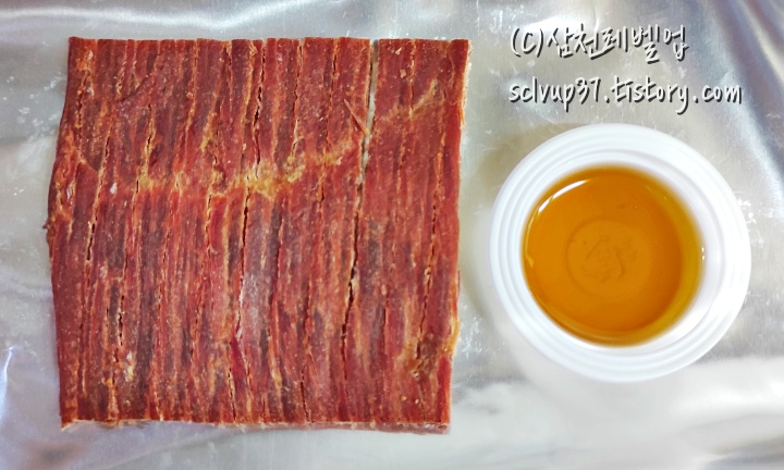 머거본 고소한 쇠고기 육포 용기에 담은 참기름