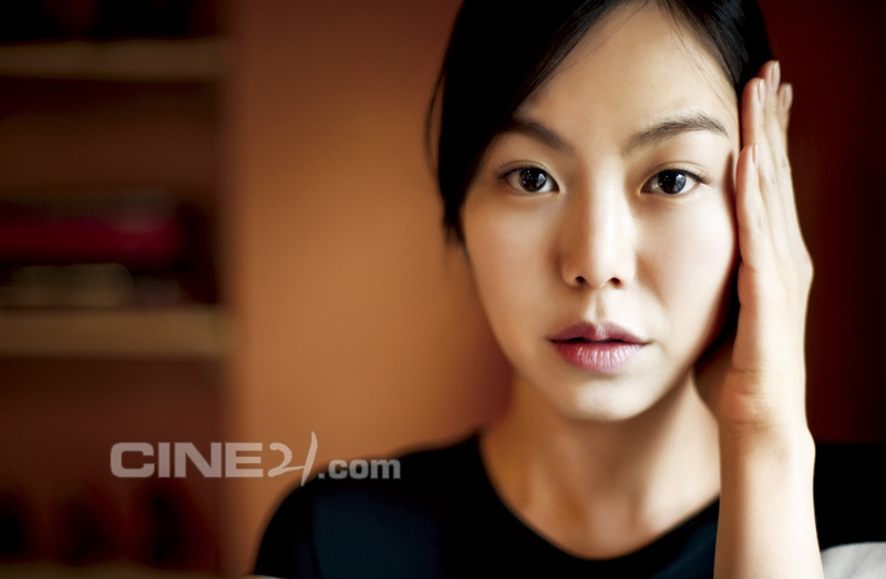 김민희 – 감정을 밀도 있게 쌓는 내면 연기, 인물을 살아 숨 쉬게 하는 자연스러움, 그리고 예술적 선택으로 구축한 독자적 행보