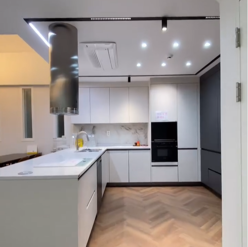 어머니들이 좋아할 만한 인테리어 구조를 갖고 있는 주방.