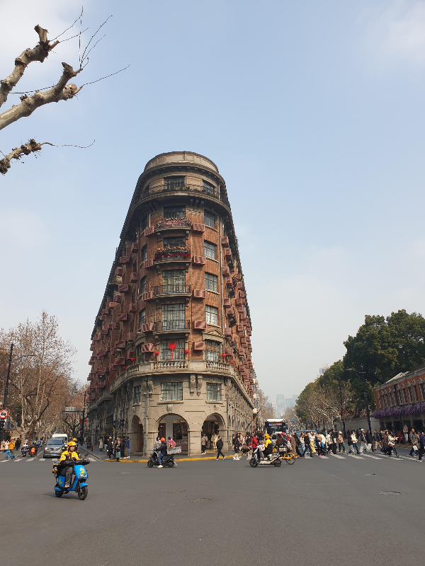 건물의 삼각형의 꼭지점이 잘 드러난 우캉맨션