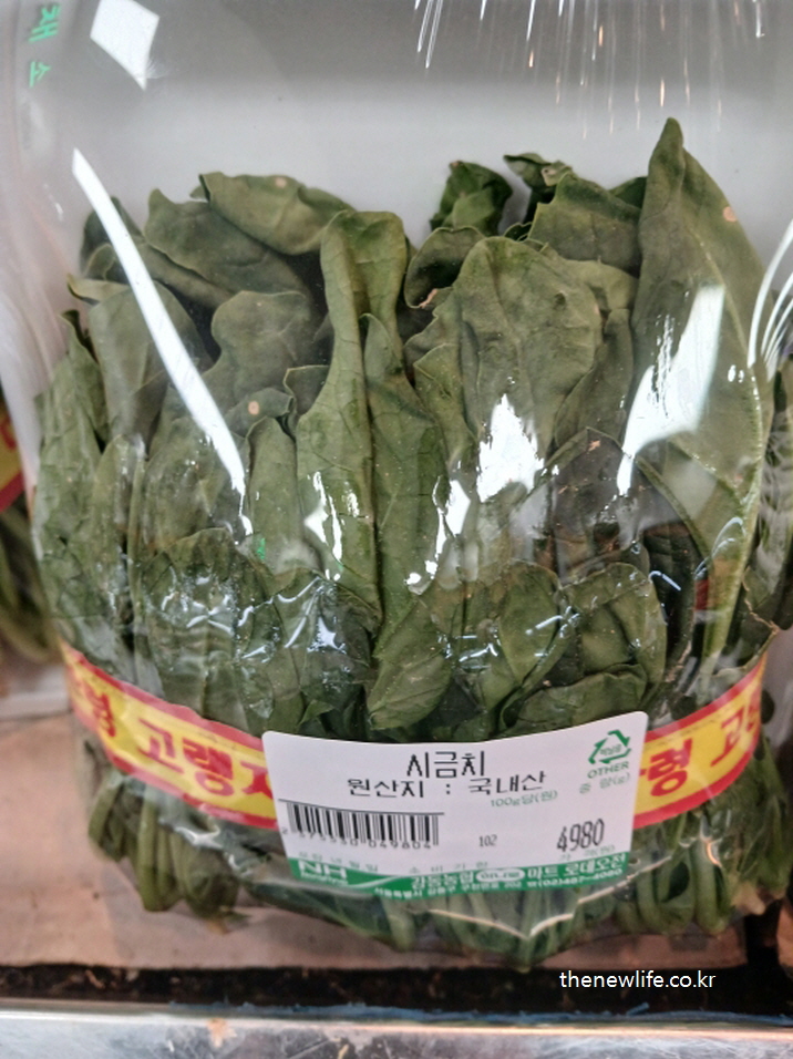 국내산 시금치 포장 상품 &ndash; 철분과 엽산이 풍부하여 혈류 개선과 모낭 건강 유지에 도움이 되는 원형탈모 예방 음식