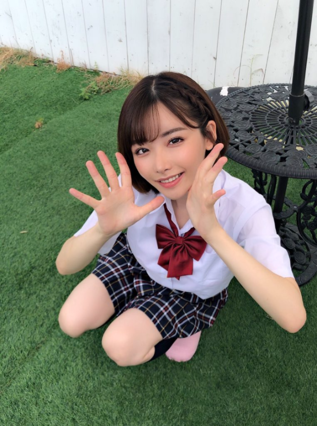 야호 외치고 있는 교복입은 후카다 에이미(Eimi Fukada, 深田えいみ) 사진