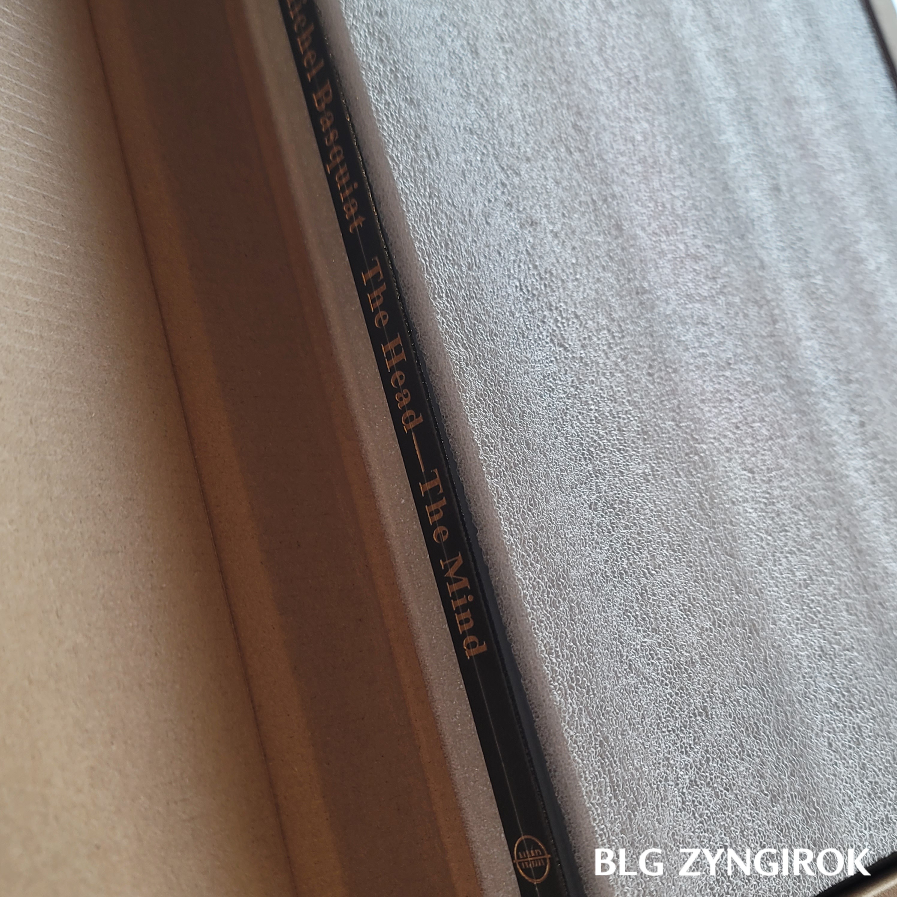 장미셀 바스키아 - 과거와 미래를 잇는 상징적 기호들 도록 상자 내부 모습이다.