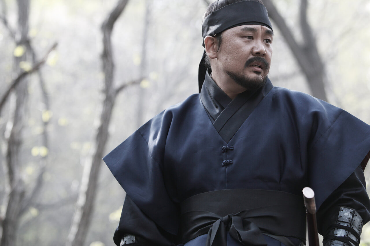 걱정스런 눈빛으로 어딘가 응시하는 윤겸의 부하 성한