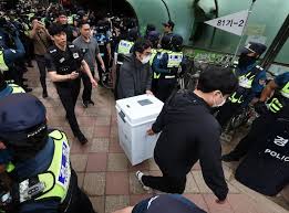송파구 선관위 압수수색&amp;#44; 무슨 일 있었나?｜투표용지 부족 사태 수사 본격화 6&middot;3 지방선거 당시 서울 송파구 일대에서 발생한 투표용지 부족 사태와 관련해 경찰이 송파구 선거관리위원회에 대한 압수수색에 나섰습니다. 이번 압수수색은 단순한 자료 제출 요청이 아닌 강제수사라는 점에서 더욱 주목받고 있는데요. 경찰은 국민의 참정권 침해 여부와 투표용지 부족 사태의 정확한 원인을 규명하는 데 수사력을 집중하고 있습니다. 오늘은 송파구 선관위 압수수색 배경과 주요 쟁점&amp;#44; 향후 수사 전망까지 자세히 알아보겠습니다. 송파구 선관위 압수수색 전격 실시 서울경찰청 광역범죄수사대는 11일 오전부터 송파구 선거관리위원회를 포함한 선관위 관련 기관에 대한 압수수색에 착수했습니다. 이번 압수수색 대상에는 다음 기관들이 포함된 것으로 알려졌습니다. 중앙선거관리위원회 서울시선거관리위원회 송파구선거관리위원회 강남&middot;서초&middot;광진&middot;동작구 선관위 등 총 7곳에 대한 동시 압수수색이 진행됐습니다. 왜 압수수색까지 진행됐나? 이번 강제수사의 출발점은 투표용지 부족 사태였습니다. 지난 6&middot;3 지방선거 본투표 당일 서울 송파구 일부 투표소에서는 투표용지가 부족해 유권자들이 장시간 대기하거나 투표를 하지 못하는 상황이 발생했습니다. 특히 송파구는 전국에서 가장 많은 부족 사례가 보고된 지역으로 파악됐습니다. 중앙선관위 자료에 따르면 송파구에서만 약 1&amp;#44;965장의 투표용지가 부족했던 것으로 집계됐습니다. 경찰 &amp;quot;참정권 침해 여부 규명&amp;quot; 경찰은 이번 수사의 핵심을 국민 참정권 침해 여부 확인에 두고 있습니다. 압수수색 영장에는 노태악 전 중앙선관위원장과 전&middot;현직 선관위 관계자 등 10여 명이 피의자로 적시된 것으로 전해졌습니다. 적용 혐의는 다음과 같습니다. 공직선거법 위반 직무유기 직권남용 경찰은 관련 자료를 확보해 투표용지 부족 사태가 단순 행정 착오인지&amp;#44; 구조적인 문제였는지 확인할 방침입니다. 송파구에서는 어떤 일이 있었나? 언론 보도에 따르면 송파구 일부 투표소에서는 이미 오전부터 투표용지 부족 가능성이 제기됐던 것으로 나타났습니다. 그러나 중앙선관위가 실제 상황을 인지한 시점은 오후 4시 이후였고&amp;#44; 이후 대응 과정에서도 혼선이 이어졌습니다. 특히 가장 문제가 됐던 잠실 지역 일부 투표소에서는 투표 마감 시간이 임박해서야 추가 용지가 도착한 것으로 알려졌습니다. 압수수색 대상은 무엇? 경찰은 이번 압수수색을 통해 다음 자료를 확보할 것으로 보입니다. 투표용지 인쇄 관련 문서 내부 보고 체계 자료 선관위 직원 간 업무 대화 내역 투표소 운영 관련 전산 기록 CCTV 자료 및 업무 지침 특히 투표용지 수량 산정 과정에서 고의성이나 중대한 과실이 있었는지가 주요 수사 대상이 될 전망입니다. 향후 수사 전망은? 대검찰청은 이미 검&middot;경 합동수사본부를 구성해 관련 사건 수사에 착수한 상태입니다. 향후 수사는 다음 방향으로 진행될 가능성이 높습니다. 선관위 관계자 소환 조사 인쇄업체 관계자 조사 보고 체계 분석 참정권 침해 규모 확인 직무유기 여부 판단 수사 결과에 따라 관련자들에 대한 형사 책임 여부도 결정될 것으로 보입니다. 선거 신뢰 회복이 과제로 이번 송파구 선관위 압수수색은 단순한 행정 조사 차원을 넘어 선거의 공정성과 국민 신뢰 회복이라는 중요한 과제를 안고 있습니다. 선거는 민주주의의 핵심 절차인 만큼&amp;#44; 단 한 명의 유권자라도 투표권 행사에 제약을 받았다면 철저한 진상 규명이 필요하다는 목소리가 커지고 있습니다. 반면 수사 결과가 나오기 전까지는 추측이나 과도한 해석보다는 객관적인 사실 확인이 중요하다는 지적도 나오고 있습니다. 마무리 송파구 선관위 압수수색은 6&middot;3 지방선거 당시 발생한 투표용지 부족 사태의 진실을 밝히기 위한 첫 강제수사라는 점에서 의미가 큽니다. 현재까지 확인된 사실은 경찰이 중앙선관위와 송파구 선관위를 포함한 7곳을 압수수색했고&amp;#44; 국민 참정권 침해 여부를 중점적으로 조사하고 있다는 점입니다. 앞으로 검&middot;경 합동수사본부가 어떤 결론을 내릴지&amp;#44; 그리고 선관위가 어떤 재발 방지 대책을 내놓을지 관심이 집중되고 있습니다. SEO 키워드 송파구 선관위 압수수색&amp;#44; 송파 선관위 압수수색&amp;#44; 선관위 압수수색&amp;#44; 투표용지 부족 사태&amp;#44; 지방선거 논란&amp;#44; 송파구 투표용지 부족&amp;#44; 중앙선관위 수사&amp;#44; 검경 합동수사본부&amp;#44; 참정권 침해&amp;#44; 선거관리위원회