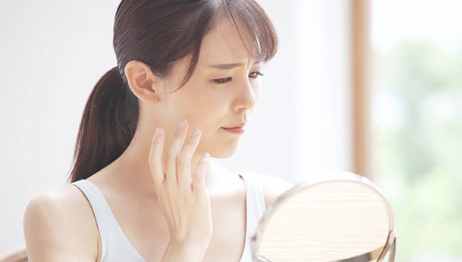 피부가 신경쓰이는 여성