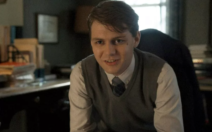 토마스가 의자에 앉아 고개를 앞으로 내밀고 있다