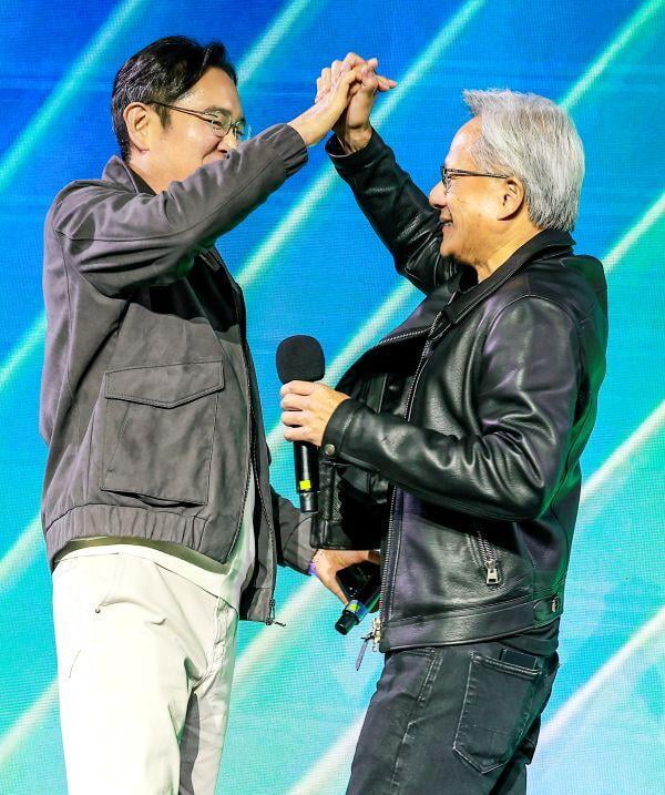 젠슨 황 엔비디아 CEO와 이재용 삼성전자 회장이 30일 서울 코엑스에서 열린 엔비디아의 그래픽카드(GPU) '지포스' 출시 25주년 행사에 참석했다.