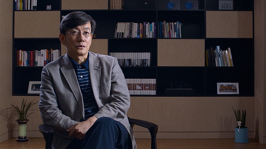 뉴스 앵커가 인터뷰 하는 모습