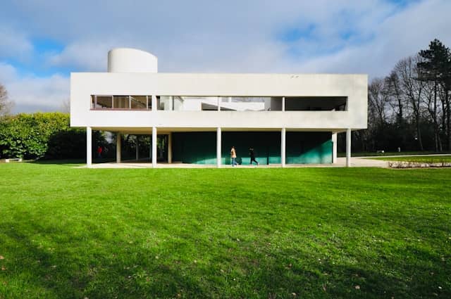 모더니즘의 대표 건축가 르코르뷔지에의 빌라사보아 전경