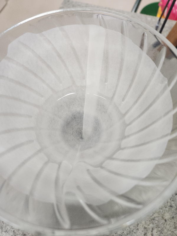 하리오 스위치에 물이 담겨 있다. 예열 중