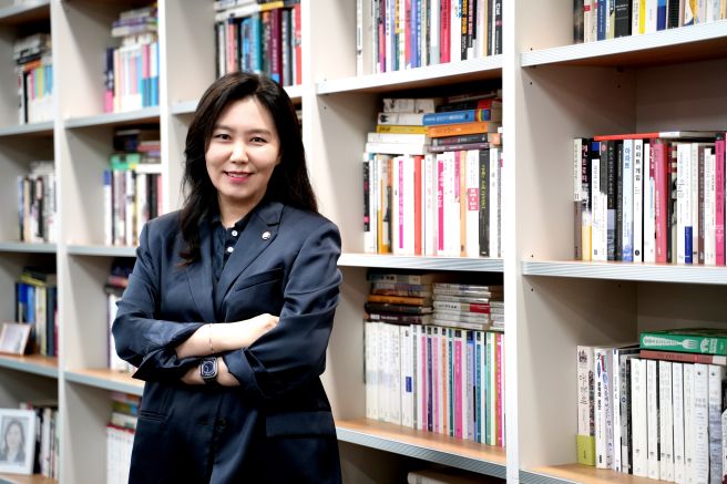 강유정 국회의원 프로필