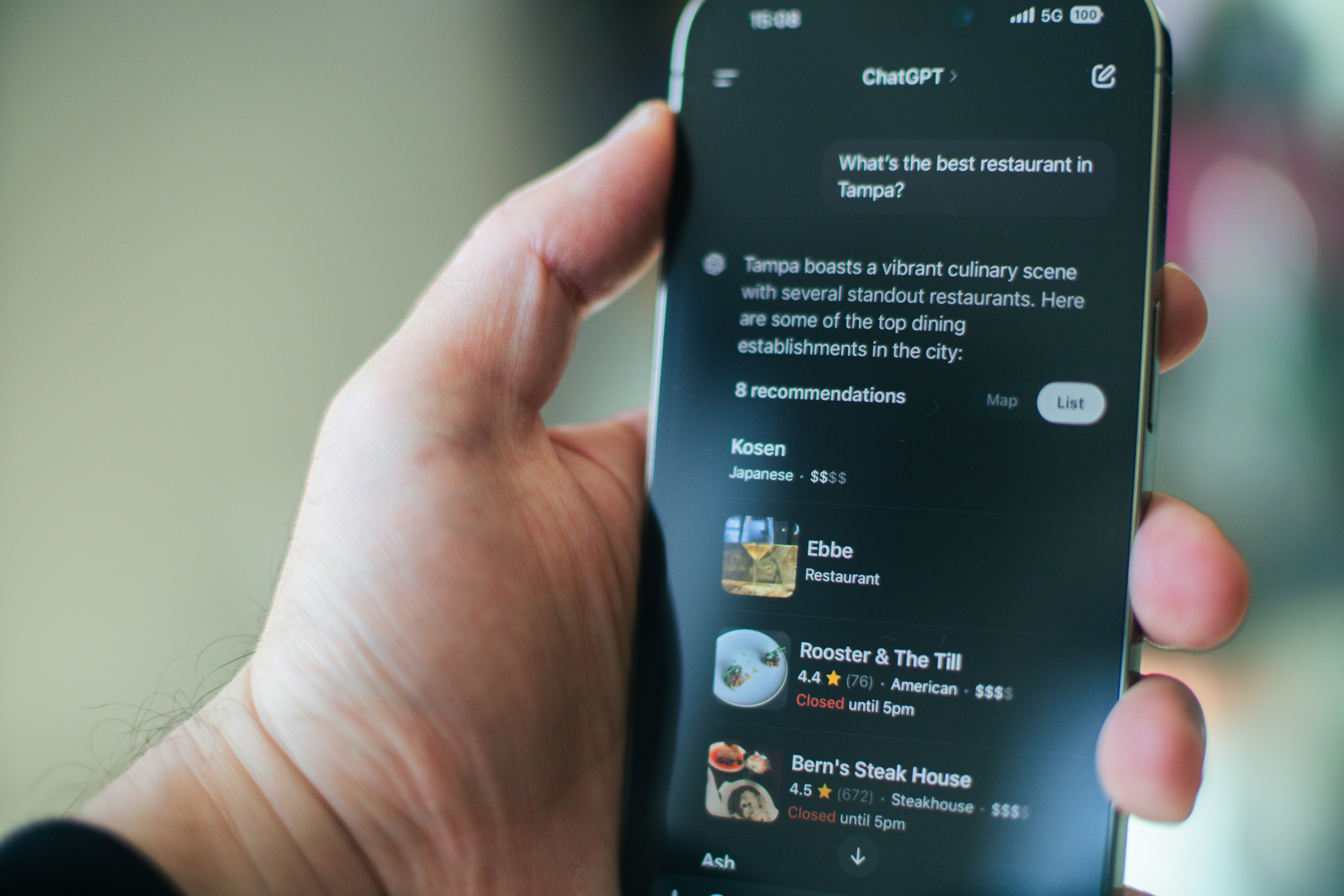 ChatGPT 하는 헨드폰 사진