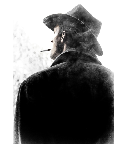 담배를 문 채 창밖을 바라보는 중절모 쓴 남성의 뒷모습, 영화 <신세계>의 느와르 감성과 정체성 혼란을 떠올리게 하는 이미지