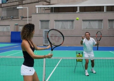 방콕에 위치한 호텔 내 테니스 클럽의 모습