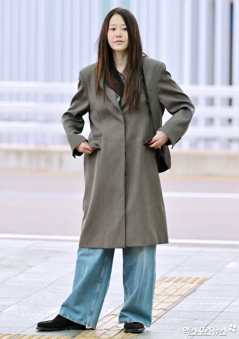 고현정 COS, 고현정 패션, 고현정 코트, 고현정 COS 패션, 2025 미니멀룩, COS 가을 코트, COS 와이드 팬츠, COS 공식몰 할인, COS 세일, COS 신상, COS 네이버 쇼핑, COS 퍼플코인 이벤트, MZ세대 인기 미니멀 브랜드, COS 꾸안꾸룩, COS 셀럽 패션, COS 직구, COS 특가