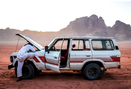 차량-본넷-열고-고장-확인하는-사람-이미지