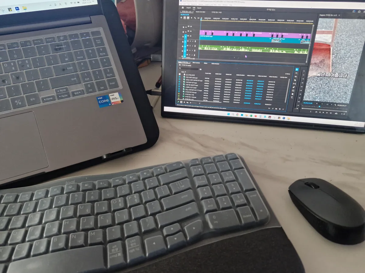책상위에-있는-듀얼모니터와-키보드와-마우스-그리고-동영상-편집프로그램
