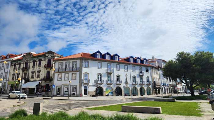 비아나 두 카스텔로 관광 안내소 앞에서