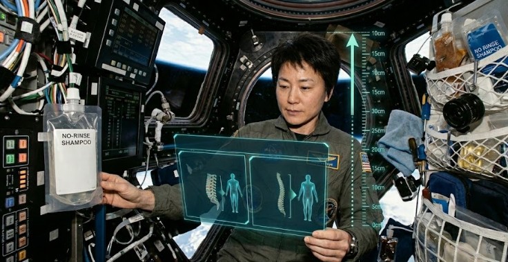 우주선 내부에서 글자 없이 시각적인 실루엣과 눈금만으로, 무중력 상태에서 척추가 늘어나 키가 커지는 현상을 직관적으로 비교한 이미지