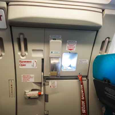 비행기 내부 승무원