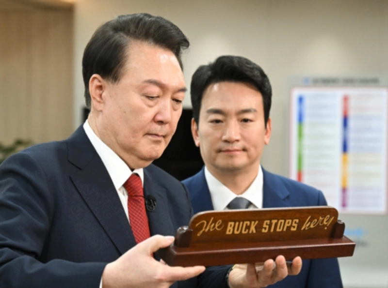 박장범 앵커 대통령 담화 명품백 파우치 논란