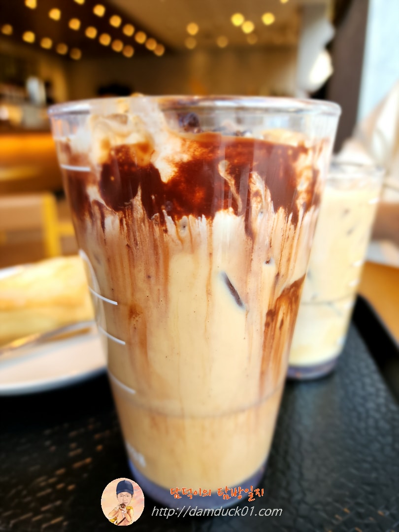 아이스 블랙 글레이즈드 라떼