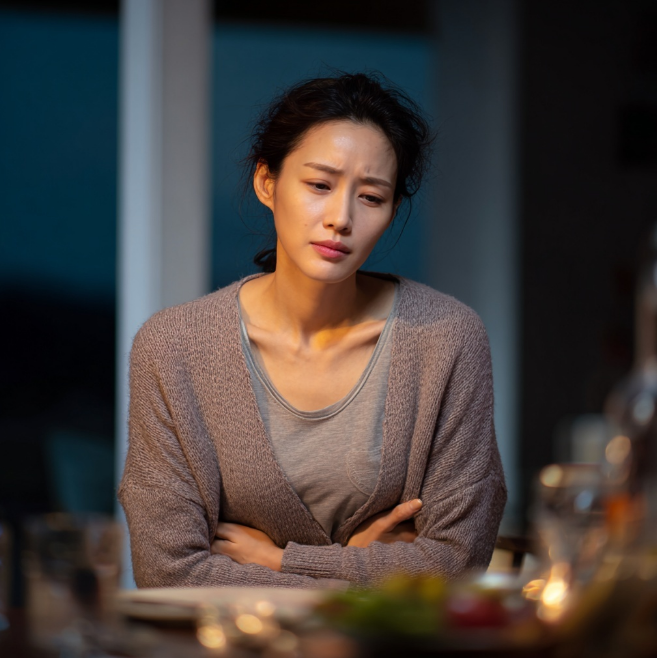 명치끝이 아파서 고통스러운 이미지