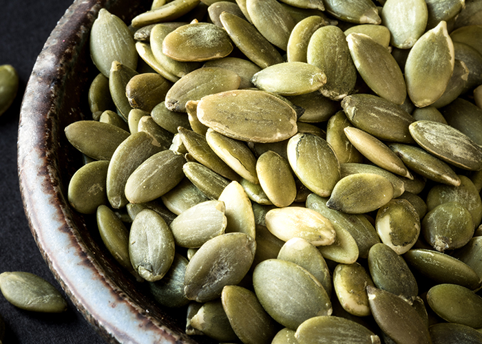 그릇에 담겨 있는 호박씨