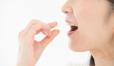 보충제를 먹는 여성