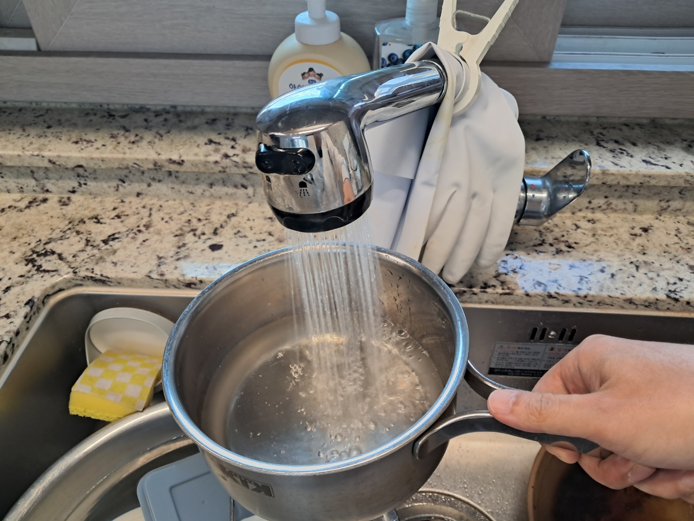 라면 물 받는데 온수를 사용하는 모습